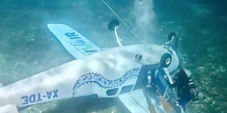 Cae avioneta al mar en la isla de Cozumel