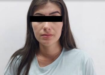 La joven de 24 años estaba bajo los efectos del alcohol y terminó siendo detenida por los agentes investigadores.