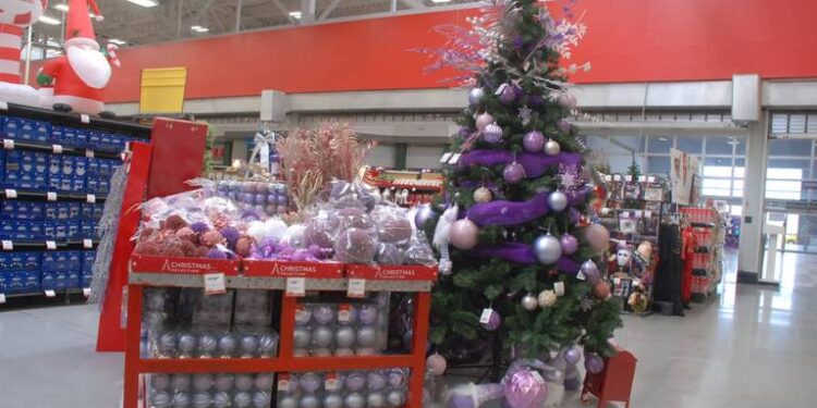 En un recorrido, se pudo observar que ya se exhibieron los productos navideños para que los clientes comiencen a adquirir estos adornos.
