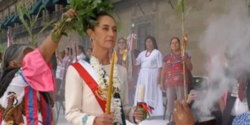 Al inicio de la ceremonia, Claudia Sheinbaum recibió un ritual de limpia y purificación.