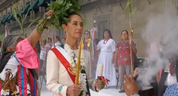 Al inicio de la ceremonia, Claudia Sheinbaum recibió un ritual de limpia y purificación.