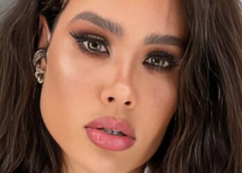 El cuerpo de la joven se encontró flotando en el mar.