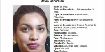 La mujer mide 1.60 metros de estatura, pesa 75 kilogramos, es de complexión regular y tez morena clara.