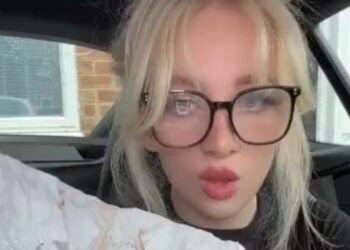 Una chica recibió un asqueroso regalo en su hamburguesa de McDonald’s y grabó el desagradable momento.