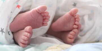 Aunque la cuñada está feliz de tener a los gemelos en casa, dice que ahora se encuentra en un dilema emocional, pues ha perdido completamente el respeto a los padres biológicos de los niños.