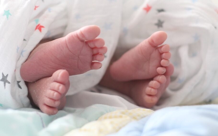 Aunque la cuñada está feliz de tener a los gemelos en casa, dice que ahora se encuentra en un dilema emocional, pues ha perdido completamente el respeto a los padres biológicos de los niños.