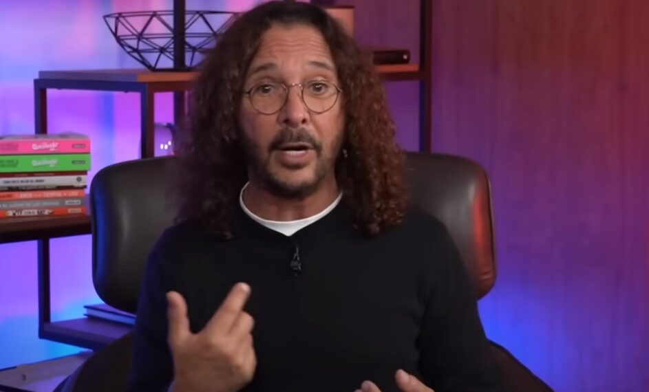 Óscar Burgos de 66 años celebra el nacimiento de su hijo Renato