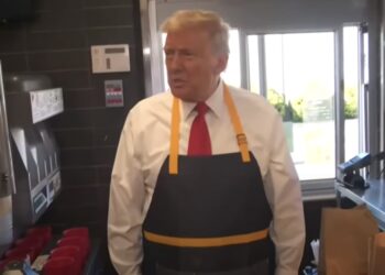 Trump se viste de empleado de McDonald's para desacreditar a Harris
