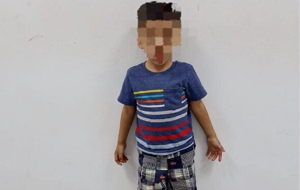 Policías Municipales resguardan a niño extraviado, se solicita el apoyo de la comunidad para localizar a sus familiares