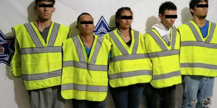 Elementos municipales que realizaban labores de prevención y vigilancia en el cruce de las calles Rivera de Mezquital y Rivera Galeón