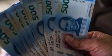 El pleno de la Cámara de Diputados aprobó una reforma que reduce la edad para acceder a la pensión para adultos mayores y eleva a rango constitucional los programas pensión para personas con discapacidad permanente, Sembrando Vida, Precios de Garantía y los apoyos anuales a productores y pescadores de pequeña escala.