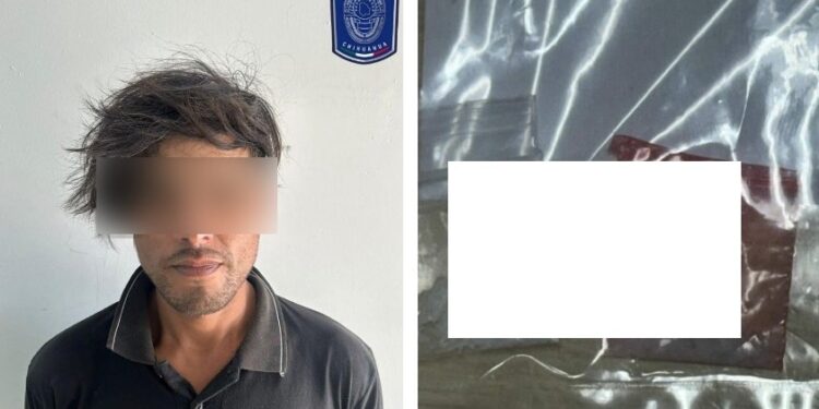 Elementos de la Agencia Estatal de Investigación (AEI) que participan en los operativos para la disuasión de los delitos desplegados de la ciudad de Parral, detuvieron a Miguel Ángel B. R., de 35 años de edad, por su probable responsabilidad en el delito de posesión simple de narcóticos.

Fue detenido en el término legal de la flagrancia, en la calle de La Paz, de la colonia Almanceña, luego de que el personal investigador le realizó una revisión corporal y le encontró entre sus pertenencias, dos envoltorios de plástico con 0.57 gramos de metanfetamina.