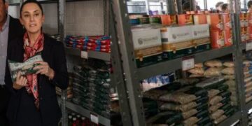 Un mes después de asumir la presidencia, Claudia Sheinbaum lanza un plan para apoyar a familias mexicanas con productos de la canasta básica a precios accesibles y sin intermediarios.