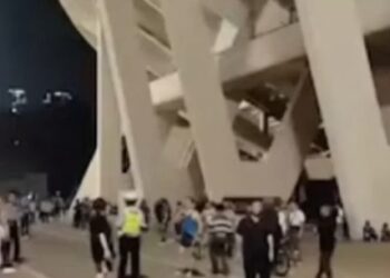 Tras el atropello, el conductor se dio a la fuga hasta que fue detenido por la policía "mientras sostenía un cuchillo y trataba de herirse a sí mismo".