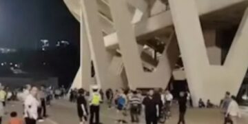 Tras el atropello, el conductor se dio a la fuga hasta que fue detenido por la policía "mientras sostenía un cuchillo y trataba de herirse a sí mismo".