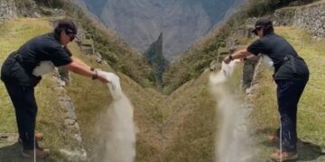 Mujer arroja presuntas cenizas de un fallecido en Machu Picchu