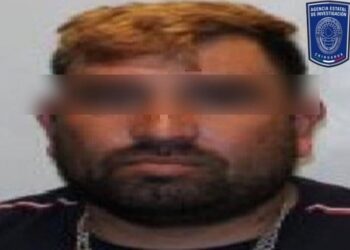 El Agente del Ministerio Público de la Fiscalía Especializada en Atención a Mujeres Víctimas del Delito por Razones de Género y a la Familia de Distrito Norte, obtuvo de un Juez de Control la prisión preventiva en contra de Jesús Plácido Q. C., por su probable responsabilidad en el delito de homicidio calificado, en hechos registrados en Ciudad Juárez.

La imputación establece que los hechos se registraron el 28 de septiembre del año 2023, día en que el imputado ordenó, a través de una llamada en conferencia con otros sujetos aun no individualizados, el asesinato de un hombre y una mujer.

Posteriormente, los cadáveres fueron arrojados en el cruce de las calles Constitución y Carlos Villarreal de la colonia Partido Romero, siendo la causa de muerte asfixia por estrangulamiento.

A Jesús Plácido Q. C., le fue notificada la orden de aprehensión por elementos de la Agencia Estatal de Investigación en el interior del Centro Federal de Readaptación Social Número 1 “Altiplano”, ubicado en la ciudad de Toluca, Estado de México.

Durante la audiencia inicial, el agente del Ministerio Público de la Unidad Especializada en Investigación de Homicidio de Mujeres por Razones de Género, expuso datos de pruebas convincentes para lograr que el Juez de Control resolviera iniciar un proceso penal en contra del imputado.

Será el próximo 25 de noviembre que se realice la continuación de la audiencia inicial, día que se resolverá su situación jurídica.