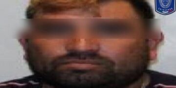 El Agente del Ministerio Público de la Fiscalía Especializada en Atención a Mujeres Víctimas del Delito por Razones de Género y a la Familia de Distrito Norte, obtuvo de un Juez de Control la prisión preventiva en contra de Jesús Plácido Q. C., por su probable responsabilidad en el delito de homicidio calificado, en hechos registrados en Ciudad Juárez.

La imputación establece que los hechos se registraron el 28 de septiembre del año 2023, día en que el imputado ordenó, a través de una llamada en conferencia con otros sujetos aun no individualizados, el asesinato de un hombre y una mujer.

Posteriormente, los cadáveres fueron arrojados en el cruce de las calles Constitución y Carlos Villarreal de la colonia Partido Romero, siendo la causa de muerte asfixia por estrangulamiento.

A Jesús Plácido Q. C., le fue notificada la orden de aprehensión por elementos de la Agencia Estatal de Investigación en el interior del Centro Federal de Readaptación Social Número 1 “Altiplano”, ubicado en la ciudad de Toluca, Estado de México.

Durante la audiencia inicial, el agente del Ministerio Público de la Unidad Especializada en Investigación de Homicidio de Mujeres por Razones de Género, expuso datos de pruebas convincentes para lograr que el Juez de Control resolviera iniciar un proceso penal en contra del imputado.

Será el próximo 25 de noviembre que se realice la continuación de la audiencia inicial, día que se resolverá su situación jurídica.