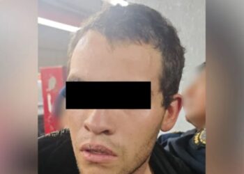 Posterior al ataque, el individuo se arrojó a las vías pero fue finalmente detenido por la policía.