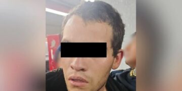Posterior al ataque, el individuo se arrojó a las vías pero fue finalmente detenido por la policía.