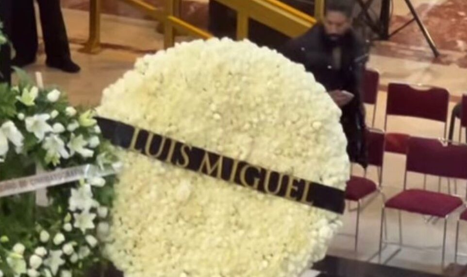 Luis Miguel se hace presente en el homenaje a Silvia Pinal en Bellas Artes