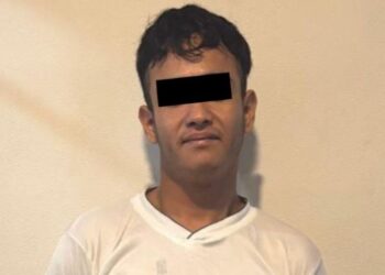 El hombre vio cómo su pareja llegó a casa en compañía de un amigo, por lo que comenzó a arrastrarla por el suelo.