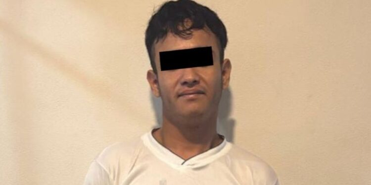 El hombre vio cómo su pareja llegó a casa en compañía de un amigo, por lo que comenzó a arrastrarla por el suelo.