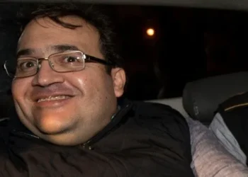 Un juez de control determinó cerrar el proceso por desaparición forzada contra el exgobernador de Veracruz, Javier Duarte, al desestimar pruebas clave.