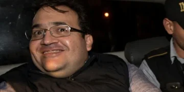 Un juez de control determinó cerrar el proceso por desaparición forzada contra el exgobernador de Veracruz, Javier Duarte, al desestimar pruebas clave.