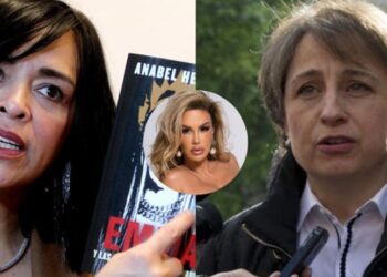 Luego de que la periodista Anabel Hernández publicara el libro ‘Emma y las otras señoras del narco’ de la editorial ‘Penguin Random House’, Ninel Conde (a quien relaciona con Arturo Beltrán Leyva), emprendió acciones legales en México.

En dicha publicación Anabel cita fuentes que relatan supuestos encuentros de actrices, cantantes y conductoras con cabezas del narco.

A punto de cumplirse 3 años de su lanzamiento, Publimetro tuvo conocimiento de que se llevó a cabo la audiencia de desahogo de pruebas por la demanda que Ninel interpuso en contra de la editorial Penguin Random House por el daño moral que le provocó la publicación y distribución del libro.


Carmen Aristegui no asistió a rendir su testimonio
En entrevista con Publimetro, Gustavo Herrera (abogado de Ninel Conde y experto en daño moral) reveló que la audiencia con Penguin Random House se llevó a cabo hace tres semanas y fueron citados a declarar como testigos Anabel Hernández (autora del libro), Carmen Aristegui y Juan Zepeda.

El abogado explicó que luego de que no lograron localizar a la periodista Anabel Hernández para notificarla de la demanda en su contra por daño moral a Ninel, este cambió de estrategia y demandó a la editorial, la cual dio acuse de recibo.

Y para defenderse ofreció los testimonios de Juan Zepeda, Carmen Aristegui y Anabel Hernández, siendo el testimonio de esta última el que le interesaba obtener al legista para usarlo a su favor en otros casos que tiene contra la escritora (efecto reflejo de la sentencia).

Gustavo Herrera informó que mientras que Carmen Arestegui no acudió a rendir su declaración, Juan Zepeda (exesposo de Ninel Conde) fue llamado a la audiencia luego de que la editorial había propuesto originalmente para rendir su declaración al fallecido periodista Ricardo Rocha.

“La única que declaró fue Anabel Hernández porque motivos que yo desconozco no se presentó Carmen Aristegui y si pensaron que nos íbamos a espantar por estas periodistas, pues están muy muy equivocados, los periodistas no son intocables al contrario, son muy vulnerables”, dijo.


¿Qué declaró Anabel Hernández?
El abogado de Ninel nos reveló que Anabel se negó a revelar su domicilio argumentando que es privado y que aunque Juan Zepeda sí se presentó a declarar, este no rindió su testimonio y se retiró argumentando que había recibido amenazas.

Siendo Anabel Hernández la única que declaró y reveló al juez que la fuente de sus publicaciones en contra de Ninel Conde es Juan Zepeda, a quien Ninel metió a la cárcel en el 2015 acusado de robo, por lo que su testimonio hubiera carecido de imparcialidad en caso de que hubiera declarado.

“Lo grave de su declaración que le perjudica notoriamente es que dice que todo se lo contó Juan Zepeda”, dijo el abogado y explicó que en caso de que Juan Zepeda hubiera revelado a Anabel Hernández los supuestos encuentros de Ninel con el crimen organizado, sería un testimonio de oídas.

Es decir que no le consta ninguno de los hechos que le narró a Anabel, porque de haber estado presente él habría incurrido en el delito.


¿Cuándo saldrá la resolución?
Gustavo Herrera informó que la resolución deberá salir en los próximos días antes de que los juzgados salgan de vacaciones el 13 de diciembre y que si no sale a su favor impondrán un recurso de apelación.

“La voy a apelar, voy a hacer valer los agravios correspondientes y seguramente en la apelación van a revocar esa sentencia dictada contraria a derecho”, declaró.
