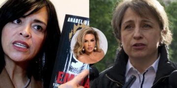 Luego de que la periodista Anabel Hernández publicara el libro ‘Emma y las otras señoras del narco’ de la editorial ‘Penguin Random House’, Ninel Conde (a quien relaciona con Arturo Beltrán Leyva), emprendió acciones legales en México.

En dicha publicación Anabel cita fuentes que relatan supuestos encuentros de actrices, cantantes y conductoras con cabezas del narco.

A punto de cumplirse 3 años de su lanzamiento, Publimetro tuvo conocimiento de que se llevó a cabo la audiencia de desahogo de pruebas por la demanda que Ninel interpuso en contra de la editorial Penguin Random House por el daño moral que le provocó la publicación y distribución del libro.


Carmen Aristegui no asistió a rendir su testimonio
En entrevista con Publimetro, Gustavo Herrera (abogado de Ninel Conde y experto en daño moral) reveló que la audiencia con Penguin Random House se llevó a cabo hace tres semanas y fueron citados a declarar como testigos Anabel Hernández (autora del libro), Carmen Aristegui y Juan Zepeda.

El abogado explicó que luego de que no lograron localizar a la periodista Anabel Hernández para notificarla de la demanda en su contra por daño moral a Ninel, este cambió de estrategia y demandó a la editorial, la cual dio acuse de recibo.

Y para defenderse ofreció los testimonios de Juan Zepeda, Carmen Aristegui y Anabel Hernández, siendo el testimonio de esta última el que le interesaba obtener al legista para usarlo a su favor en otros casos que tiene contra la escritora (efecto reflejo de la sentencia).

Gustavo Herrera informó que mientras que Carmen Arestegui no acudió a rendir su declaración, Juan Zepeda (exesposo de Ninel Conde) fue llamado a la audiencia luego de que la editorial había propuesto originalmente para rendir su declaración al fallecido periodista Ricardo Rocha.

“La única que declaró fue Anabel Hernández porque motivos que yo desconozco no se presentó Carmen Aristegui y si pensaron que nos íbamos a espantar por estas periodistas, pues están muy muy equivocados, los periodistas no son intocables al contrario, son muy vulnerables”, dijo.


¿Qué declaró Anabel Hernández?
El abogado de Ninel nos reveló que Anabel se negó a revelar su domicilio argumentando que es privado y que aunque Juan Zepeda sí se presentó a declarar, este no rindió su testimonio y se retiró argumentando que había recibido amenazas.

Siendo Anabel Hernández la única que declaró y reveló al juez que la fuente de sus publicaciones en contra de Ninel Conde es Juan Zepeda, a quien Ninel metió a la cárcel en el 2015 acusado de robo, por lo que su testimonio hubiera carecido de imparcialidad en caso de que hubiera declarado.

“Lo grave de su declaración que le perjudica notoriamente es que dice que todo se lo contó Juan Zepeda”, dijo el abogado y explicó que en caso de que Juan Zepeda hubiera revelado a Anabel Hernández los supuestos encuentros de Ninel con el crimen organizado, sería un testimonio de oídas.

Es decir que no le consta ninguno de los hechos que le narró a Anabel, porque de haber estado presente él habría incurrido en el delito.


¿Cuándo saldrá la resolución?
Gustavo Herrera informó que la resolución deberá salir en los próximos días antes de que los juzgados salgan de vacaciones el 13 de diciembre y que si no sale a su favor impondrán un recurso de apelación.

“La voy a apelar, voy a hacer valer los agravios correspondientes y seguramente en la apelación van a revocar esa sentencia dictada contraria a derecho”, declaró.