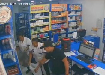 Cámaras de videovigilancia grabaron el momento exacto en que un sujeto armado asaltó a dos empleadas de una Farmacia Similares.