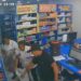 Cámaras de videovigilancia grabaron el momento exacto en que un sujeto armado asaltó a dos empleadas de una Farmacia Similares.