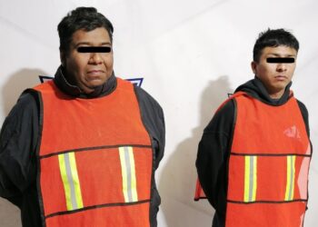 Detienen a dos sujetos por dañar sus vehículos mutuamente