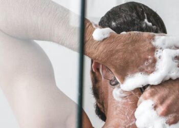 Según la psicología, este ritual ayuda a reducir el estrés, aliviar tensiones y reforzar la autoestima, marcando una transición entre las responsabilidades diarias y el descanso.