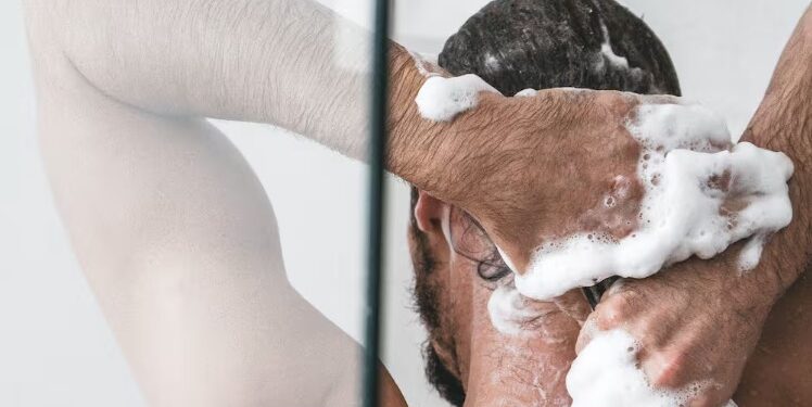 Según la psicología, este ritual ayuda a reducir el estrés, aliviar tensiones y reforzar la autoestima, marcando una transición entre las responsabilidades diarias y el descanso.