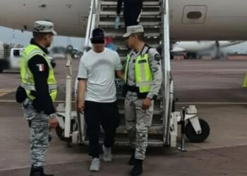 El hombre tuvo que ser sometido por la tripulación y pasajeros, en tanto, autoridades de la Guardia Nacional completaron su detención en Guadalajara, donde el vuelo tuvo que aterrizar.