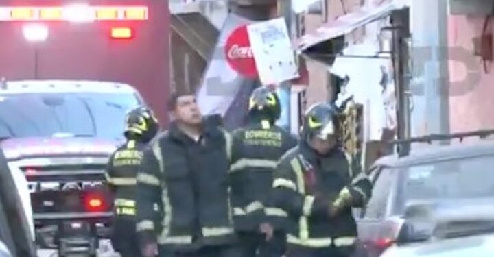 Un hombre de aproximadamente 35 años pierde la vida al recibir una descarga eléctrica mientras decoraba su hogar con luces navideñas en la colonia Renovación, Iztapalapa.