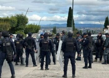 El fiscal Jorge Luis Llaven, detalló que los policías intentaron impedir que las autoridades ejecutaran 25 órdenes de cateo en establecimientos vinculados al narcomenudeo.