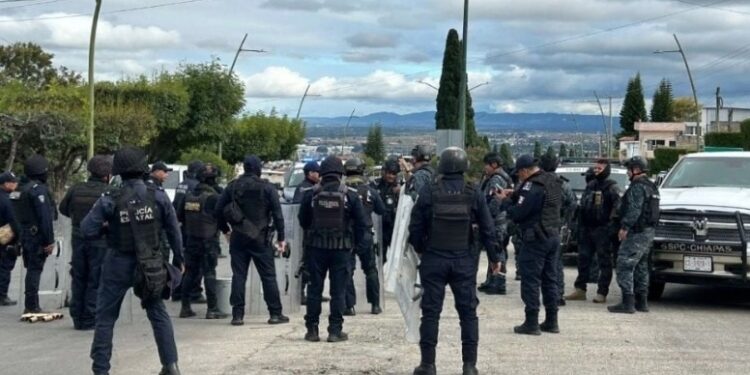 El fiscal Jorge Luis Llaven, detalló que los policías intentaron impedir que las autoridades ejecutaran 25 órdenes de cateo en establecimientos vinculados al narcomenudeo.