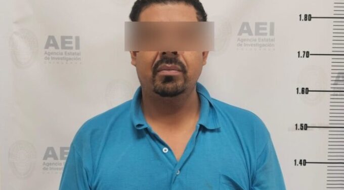 En Juicio Oral, agentes del Ministerio Público de la Fiscalía Especializada en Atención a Mujeres Víctimas del Delito por Razones de Género y a la Familia, obtuvieron un fallo condenatorio con una pena de 15 años de prisión, en contra de Esteban F. T., declarado penalmente responsable del delito de violación agravada, cometido en perjuicio de una víctima.

De acuerdo con la acusación expuesta por agentes de la Unidad de Investigación de Delitos Sexuales, a mediados de enero del 2023 y mediante el uso de la fuerza física y moral, el hoy sentenciado utilizó un arma de fuego para amenazar y agredir sexualmente a la mujer,

Los hechos tuvieron lugar al interior de un domicilio ubicado en la colonia Recursos Hidráulicos en la ciudad de Chihuahua.

Ante el robusto caudal probatorio acreditado ante el Tribunal de Enjuiciamiento en el Distrito Judicial Morelos, se emitió el fallo condenatorio que deberá purgar en prisión en el Cereso de Aquiles Serdán, así como el ordenamiento del pago de la reparación integral del daño a favor de la víctima.