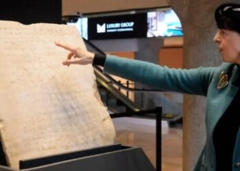 La pieza, que data del año 300 al 800 después de Cristo, fue encontrada entre Israel y Egipto y está cincelada con los 10 mandamientos.