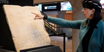 La pieza, que data del año 300 al 800 después de Cristo, fue encontrada entre Israel y Egipto y está cincelada con los 10 mandamientos.