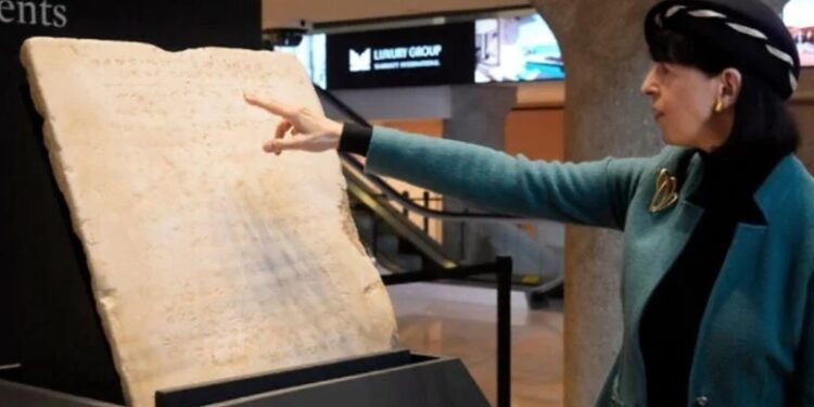 La pieza, que data del año 300 al 800 después de Cristo, fue encontrada entre Israel y Egipto y está cincelada con los 10 mandamientos.