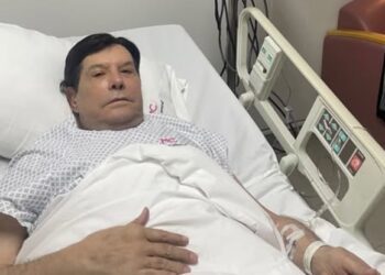 El querido conductor de televisión preocupó a sus seguidores al compartir una fotografía desde una cama de hospital, la madrugada de este viernes.