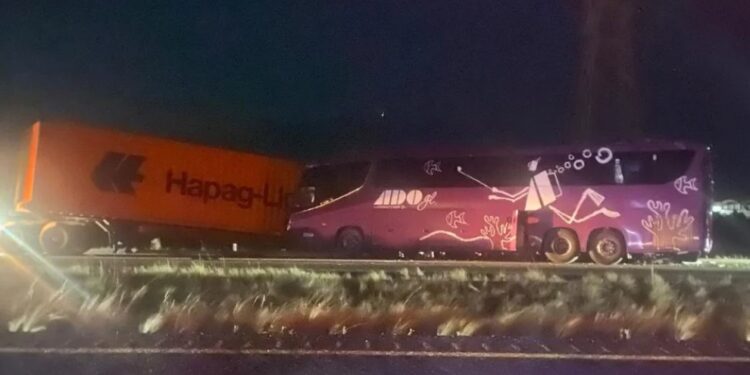 El conductor de una unidad de la línea ADO se estrelló contra la parte trasera de un tráiler; autoridades investigan las causas del percance.