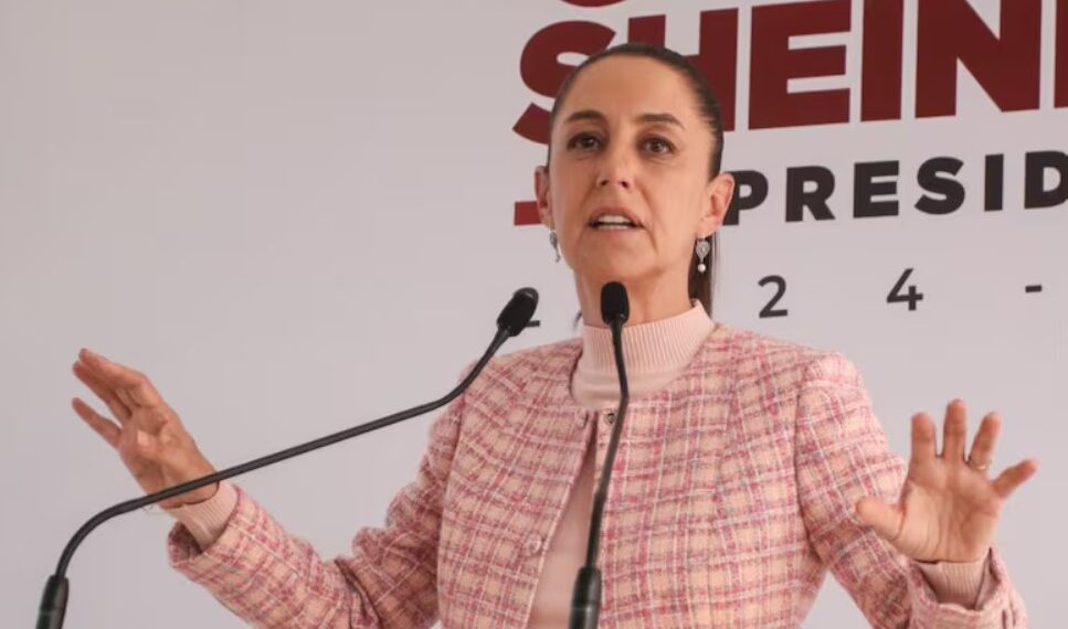 México.- La presidenta de México, Claudia Sheinbaum, prometió este viernes apoyo legal a las familias mexicanas ante los planes del ‘zar de la frontera’ del próximo presidente estadounidense Donald Trump, Tom Homan, quien reintroducirá la detención de familias migrantes.

“(Tenemos la visión de) todo el apoyo que tenemos que dar en caso de que se dé una situación de deportaciones a las familias mexicanas, todo el apoyo legal, y también en México, cuando lleguen a México, que sean recibidos bien, con una bienvenida”, declaró la mandataria en su conferencia matutina.

La gobernante mexicana reaccionó al anuncio de Homan, quien este jueves adelantó en una entrevista con The Washington Post que las autoridades migratorias detendrán a los adultos con hijos menores en centros con tiendas de campaña o carpas, algo que el actual presidente de Estados Unidos, Joe Biden, cerró en 2021.

Ante el aviso, Sheinbaum ofreció “darle la protección a las y los mexicanos en Estados Unidos” en los 53 consulados que México tiene en ese país, lo que implica la red consular “más grande del mundo”, según expuso el canciller, Juan Ramón de la Fuente, en la conferencia.

“Por eso lo que presenta hoy el canciller es que sepan que tienen derechos, que no se puede deportar a una persona tomándola y llevándola a la frontera, sino que tiene que seguirse una serie de procedimientos legales en Estados Unidos”, explicó Sheinbaum.

Te podría interesar
Migrantes de EU piden al Congreso frenar los planes de deportaciones masivas de Trump
Migrantes de EU piden al Congreso frenar los planes de deportaciones masivas de Trump
Sheinbaum se reunirá con Samuel García ante posibles deportaciones de EU
Sheinbaum se reunirá con Samuel García ante posibles deportaciones de EU
La presidenta reiteró que informará al equipo de Trump, quien asume el próximo 20 de enero, la aportación económica de los mexicanos en Estados Unidos, que asciende al 8 % del producto interior bruto (PIB) estadounidense, de acuerdo con lo expuesto por el canciller.

En el país preocupan las deportaciones masivas prometidas por Trump, porque los mexicanos son cerca de la mitad de los 11 millones de indocumentados en Estados Unidos y sus remesas representan casi el 4 % del PIB de México, que este año recibiría un récord de cerca de 65.000 millones de dólares.

“Es esta visión que tenemos, de apoyo a las y los mexicanos en Estados Unidos, de conocimiento de lo que aportan las y los mexicanos en nuestro vecino país”, mencionó la mandataria.