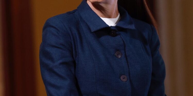 MEX987. CIUDAD DE MÉXICO (MÉXICO), 27/01/2025.- La presidenta de México, Claudia Sheinbaum, participa este lunes, en su conferencia matutina en el Palacio Nacional en la Ciudad de México (México). Sheinbaum aclaró que México recibe aviones de deportados de Estados Unidos, con cuatro aeronaves y más de 4.000 retornados en la primera semana del Gobierno de Donald Trump, y sugirió a América Latina priorizar el diálogo tras la crisis de Colombia y Washington. EFE/ Sáshenka Gutiérrez