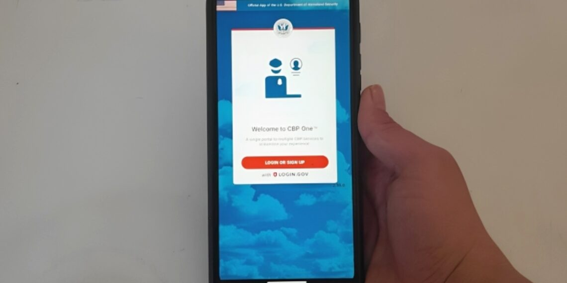 Esta aplicación, implementada en enero de 2023, ha facilitado la programación de citas para migrantes en los puertos de entrada fronterizos, permitiendo un ingreso ordenado y seguro.