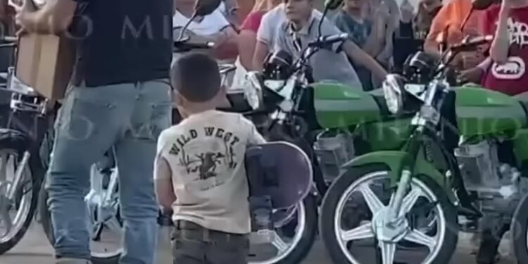 Este evento se enmarcó en una serie de aparentes actividades caritativas realizadas en vísperas navideñas en comunidades como Guasave, Los Mochis y Ahome, bajo la dirección de su líder, El Chapito Isidro.